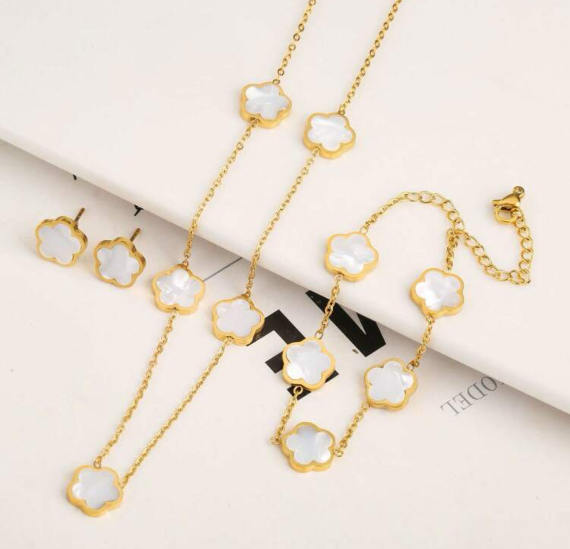 Conjunto de collar pulsera y zarcillos C10